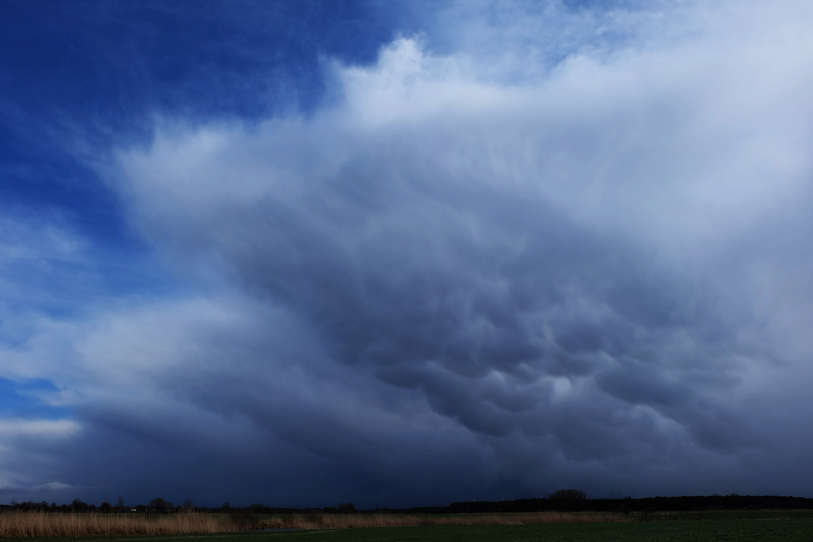 Hagelwolken über der A7