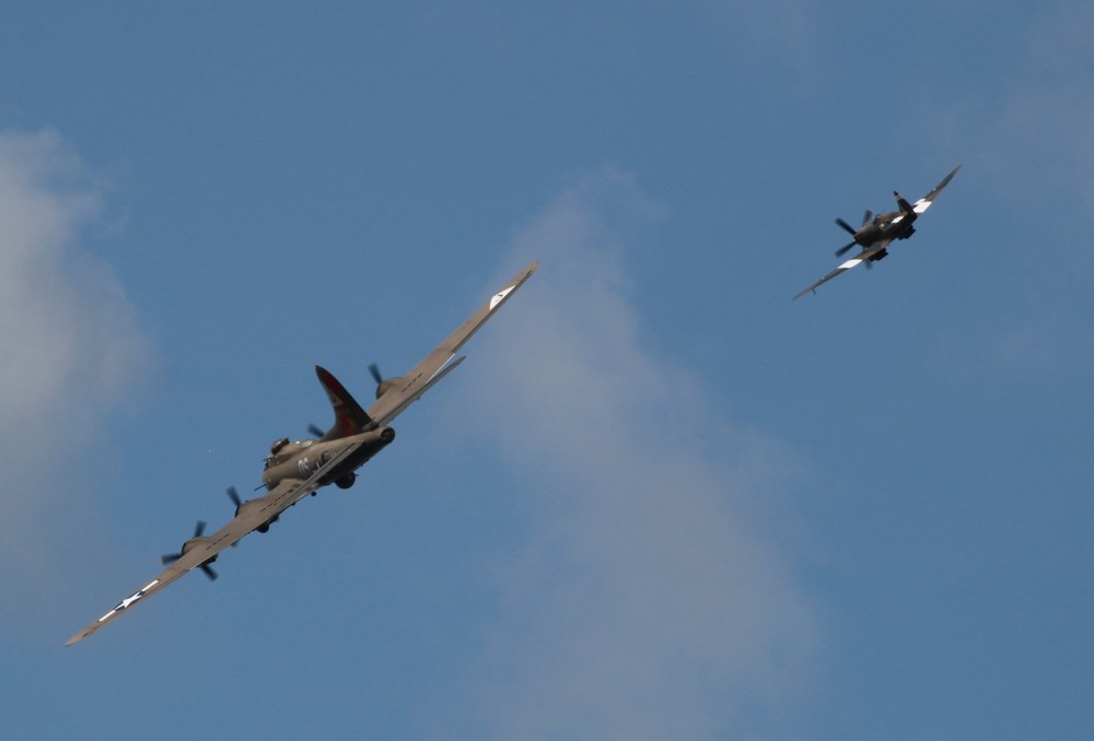 HAHNWEIDE 2009 - Boeing B-17G  "Pink Lady" und Supermarine "Spitfire"