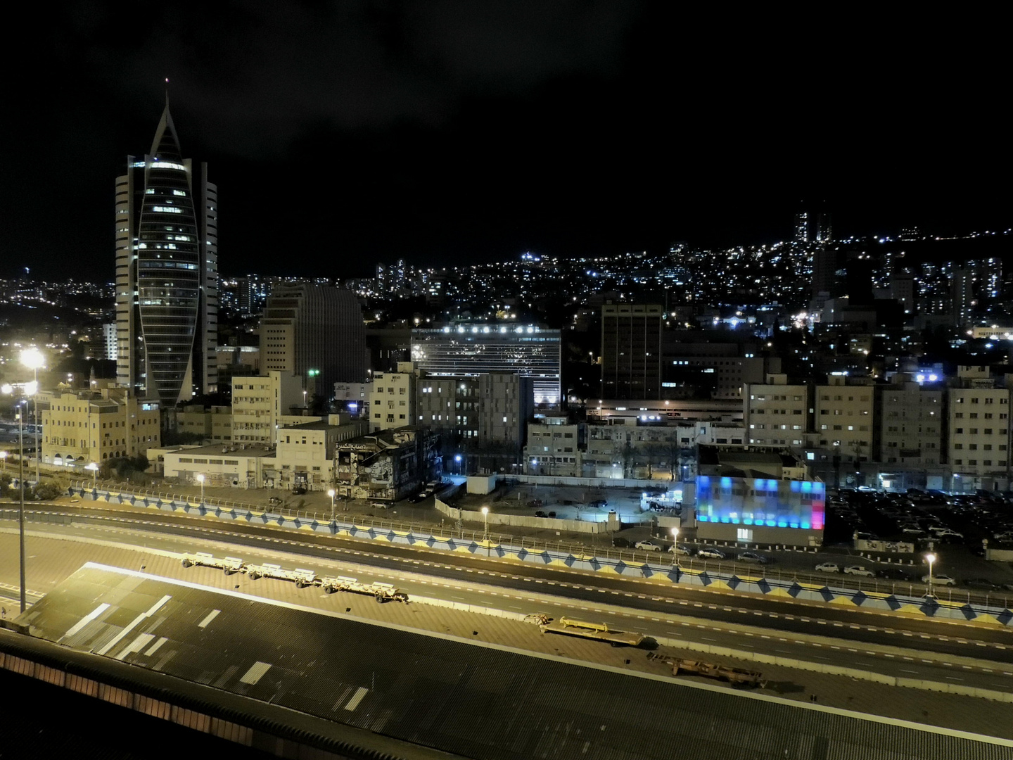 Haifa bei Nacht