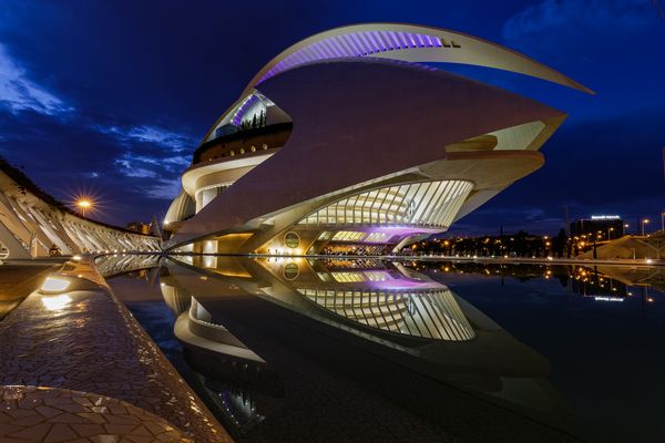 "Haifischmaul" Oper bei Nacht