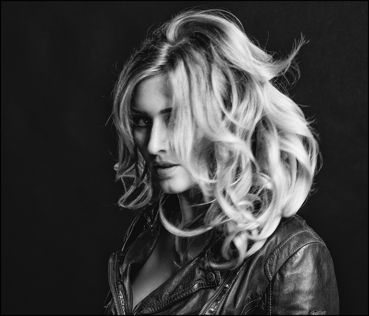 Hair in Motion Foto & Bild portrait, portrait frauen, studio Bilder auf