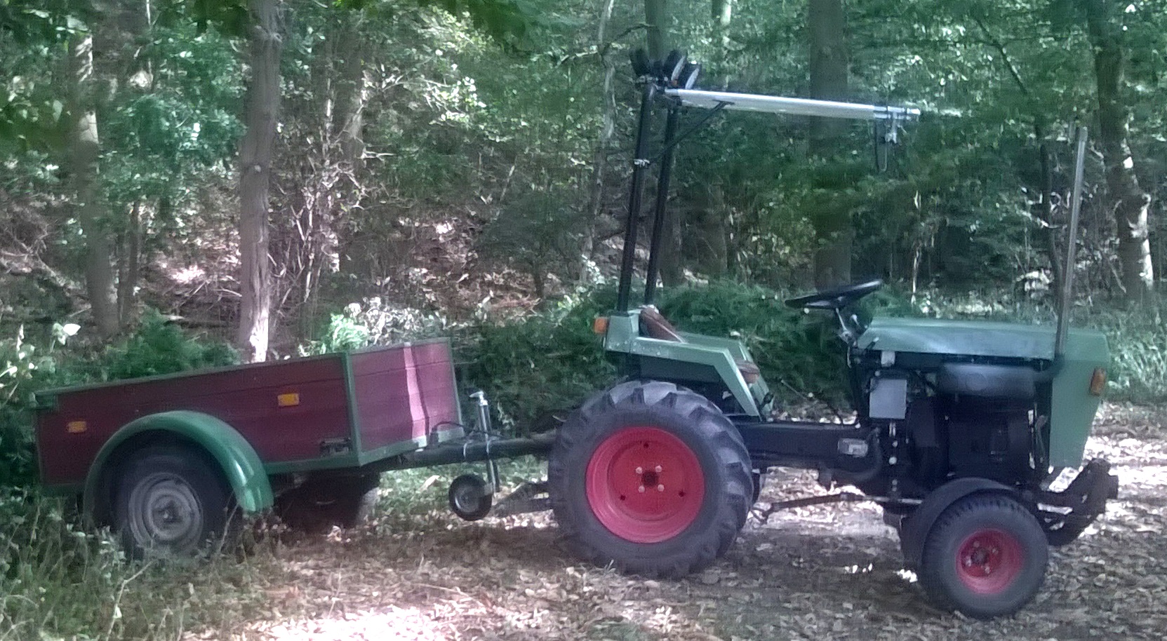 Hako Trac V490 mit Pfefferkorn-Oldtimer-Anhänger Hakotrac