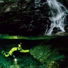 Halb-und-Halb mit Wasserfall im Hintergrund