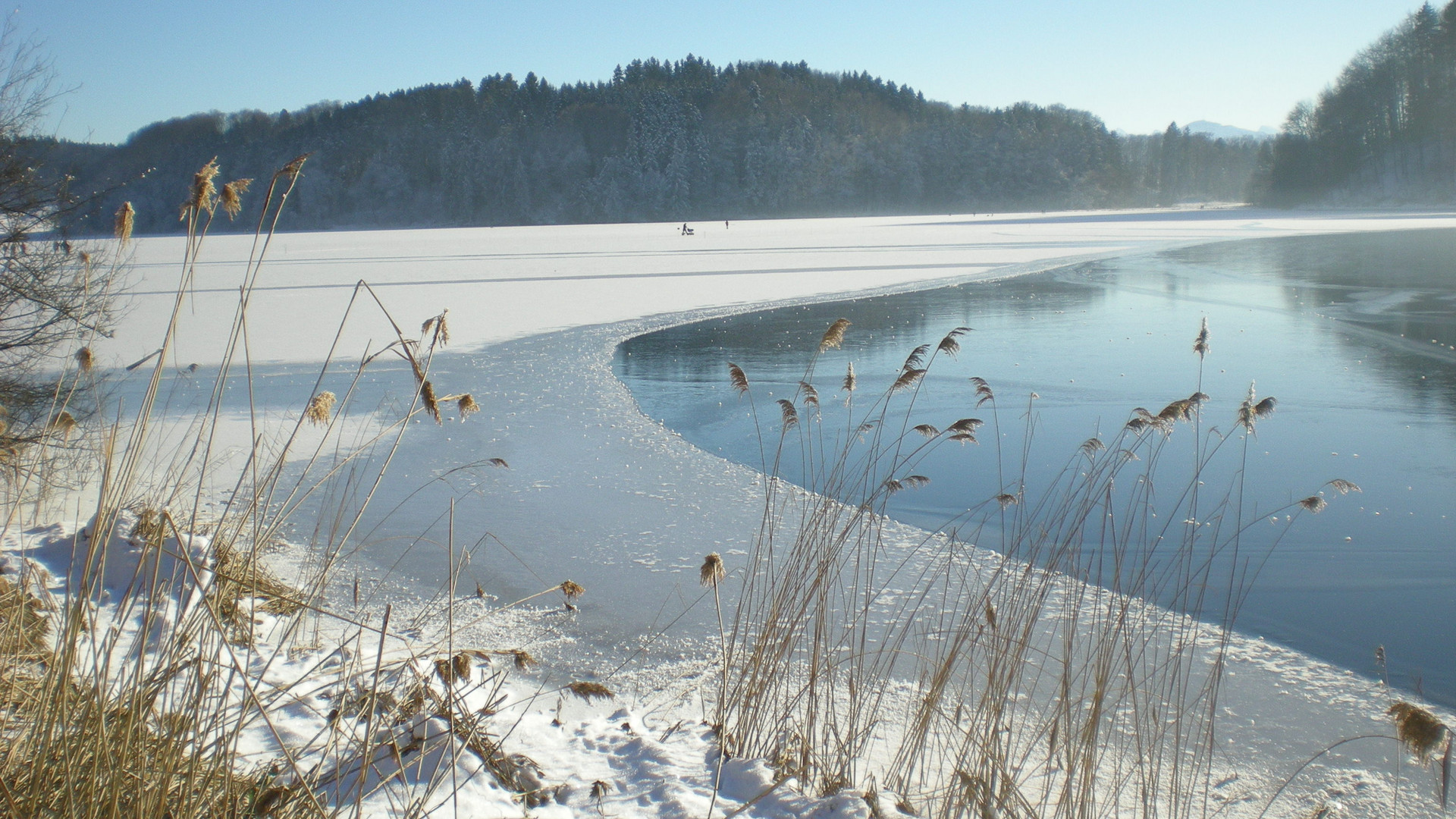 Halb zugefrorener See