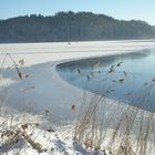 Halb zugefrorener See