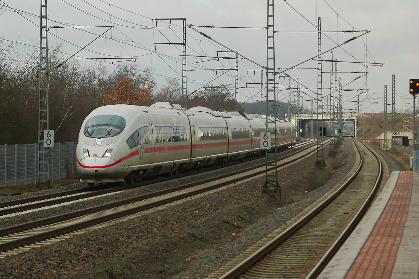 Halber Doppelzug (Halbzug?) des ICE 3 (Nr 4602) passiert den Haltepunkt Köln-Airport-Businesspark