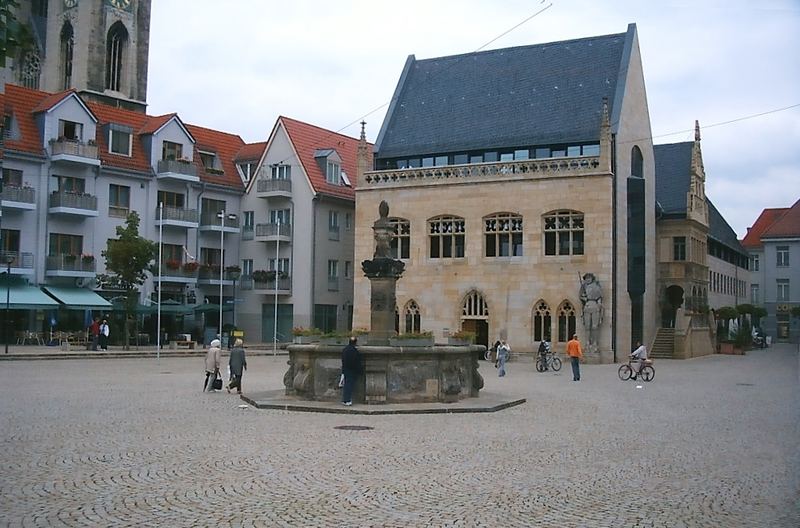 Halberstadt - Holzmarkt mit Brunnen und Roland