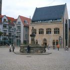 Halberstadt - Holzmarkt mit Brunnen und Roland