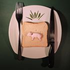 Halbes Schwein auf Toast mit umfangreichem Salatbouquet