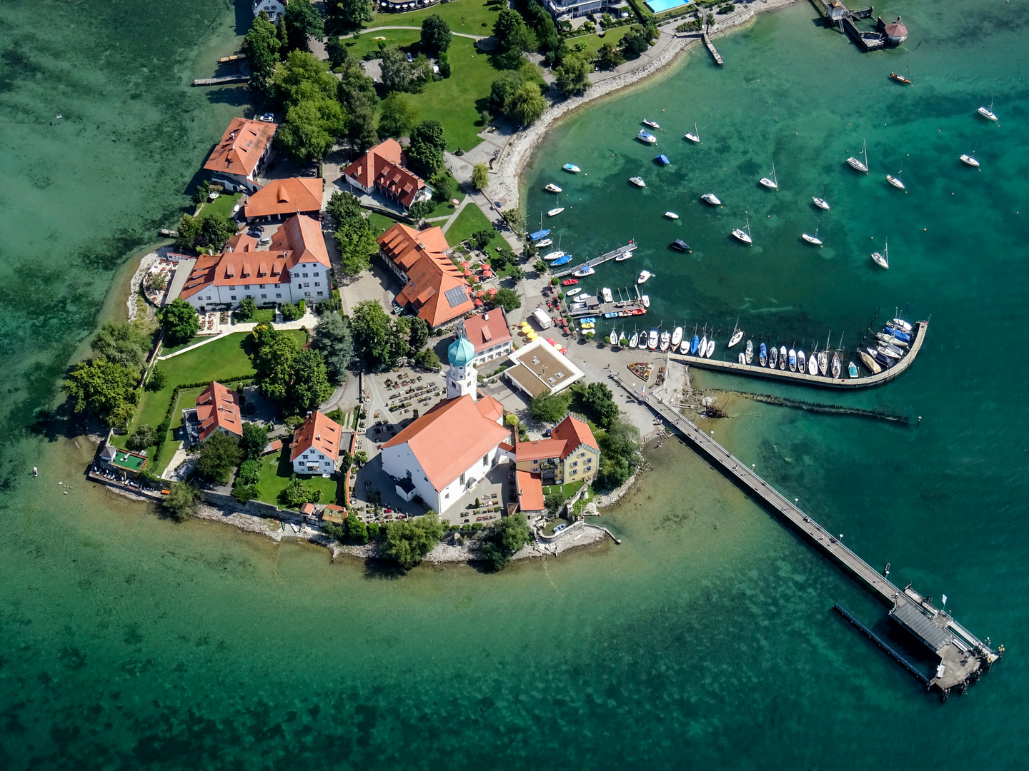 Halbinsel Wasserburg mit Kirche und Schloss