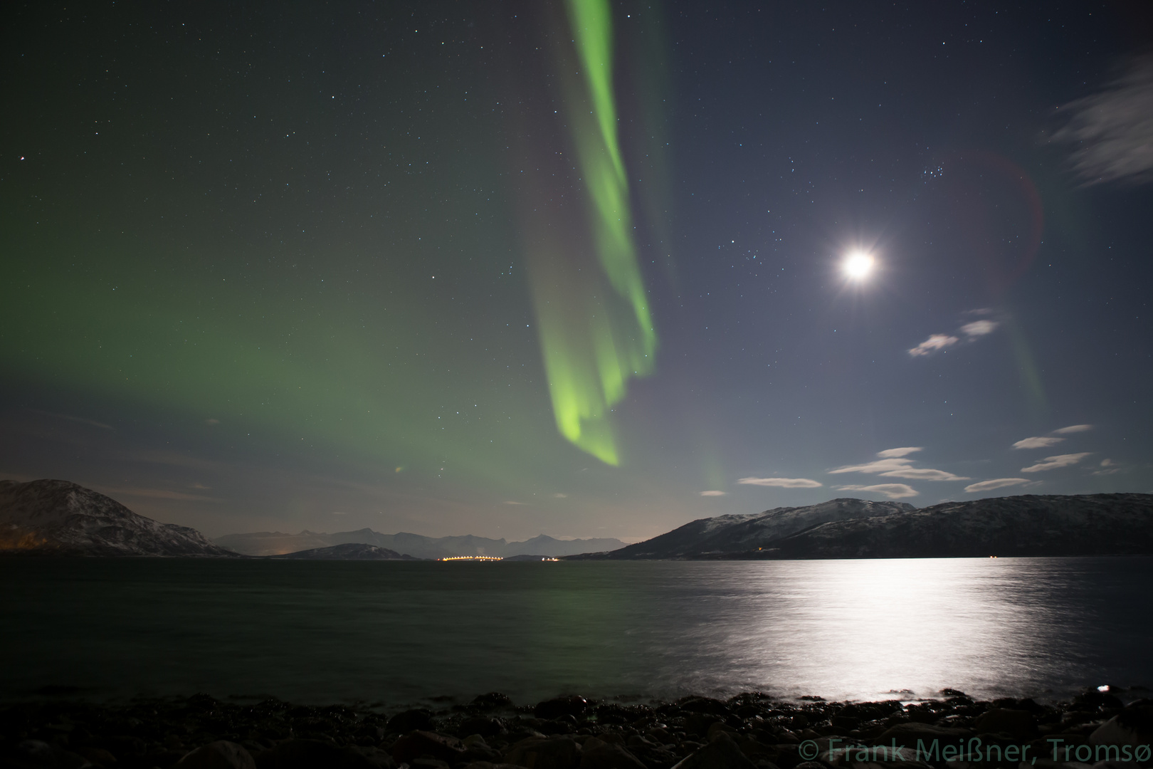 Halbmond mit Nordlicht über Sommerøya