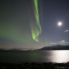 Halbmond mit Nordlicht über Sommerøya