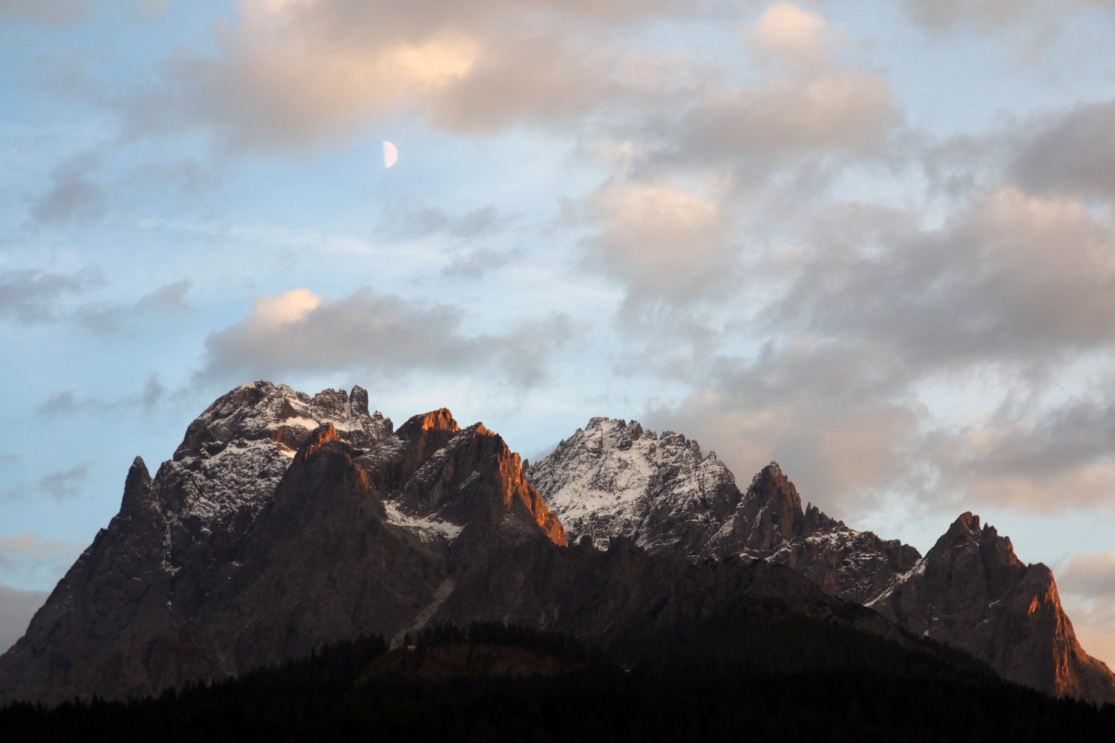 Halbmond über den Dolomiten