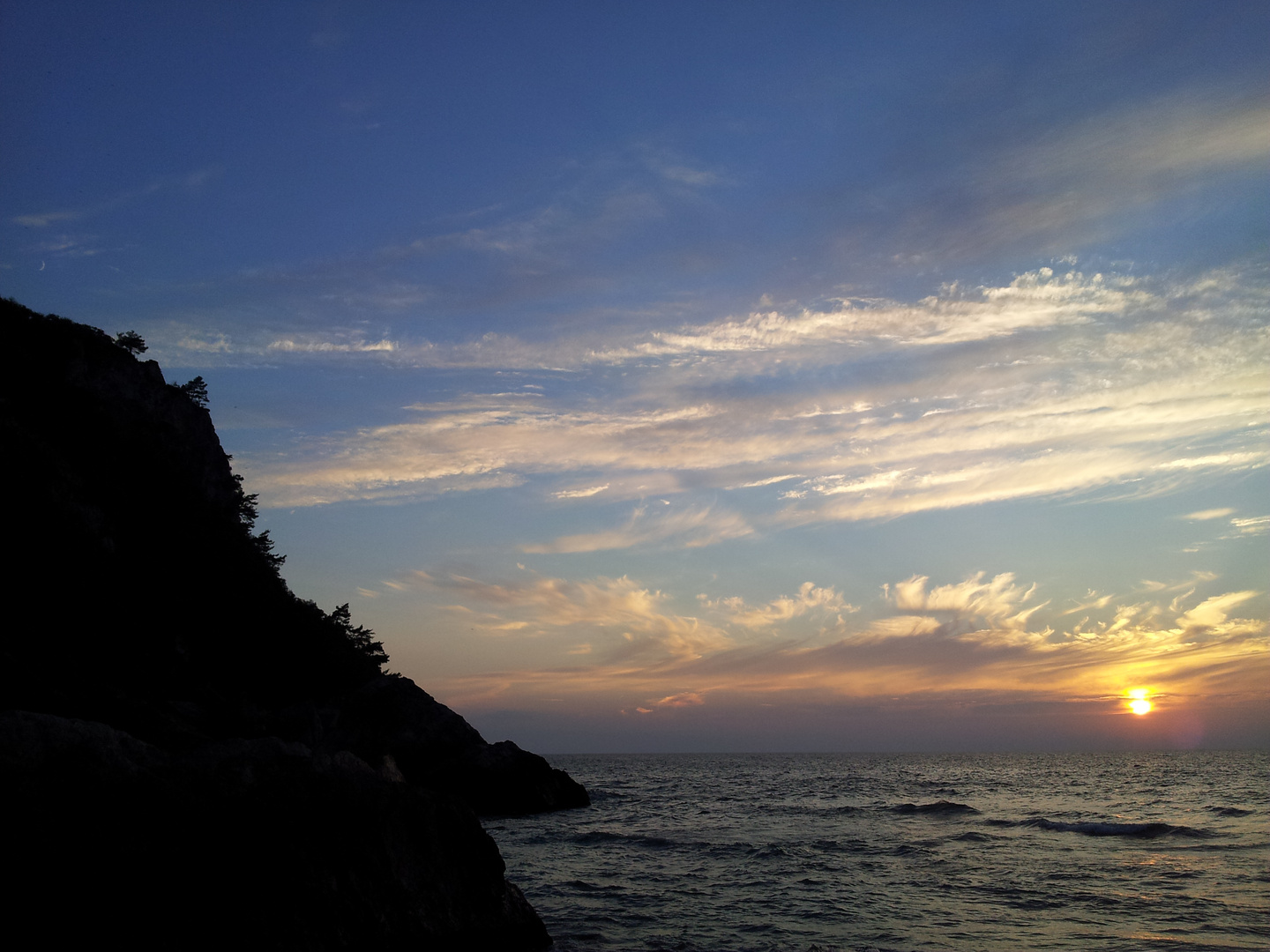 Halbmond und Abendsonne am Schwarzen Meer