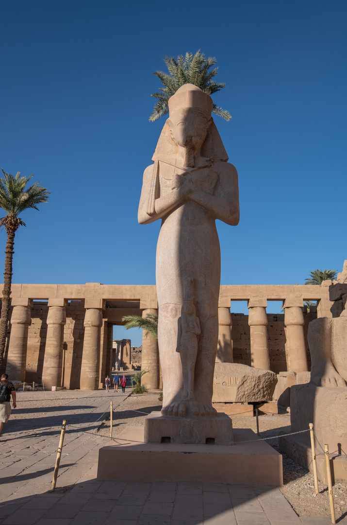 "Halbzeit" bei Ramses II mit Frisur im Karnaktempel