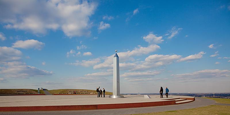 Halde Hoheward - Sonnenuhr mit Obelisk - Fotoabenteuer Ruhrgebiet