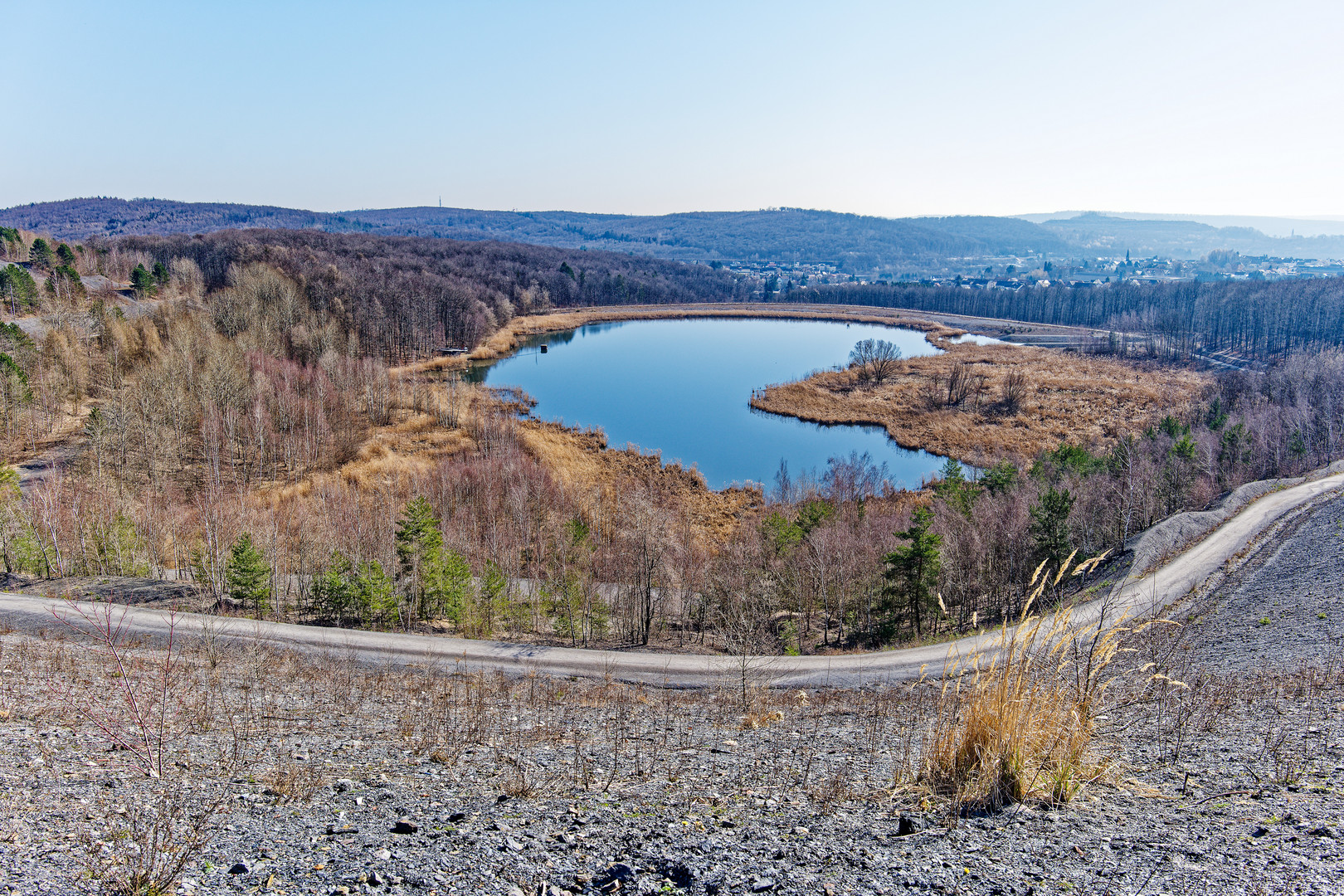 Haldenmotive, hier: Blick über den Kohlbachweiher auf der Bergehalde Göttelborn/Saar