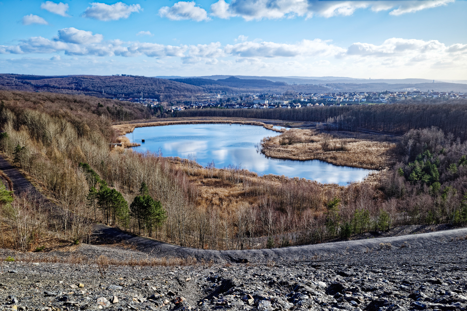 Haldenmotive, hier: Kohlbachweiher auf der Bergehalde Göttelborn (Saarland)