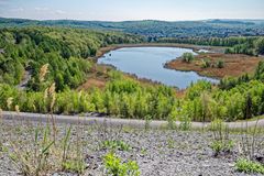 Haldenmotive, hier: Kohlbachweiher auf der Bergehalde Göttelborn (Saarland) im Frühlingsgrün