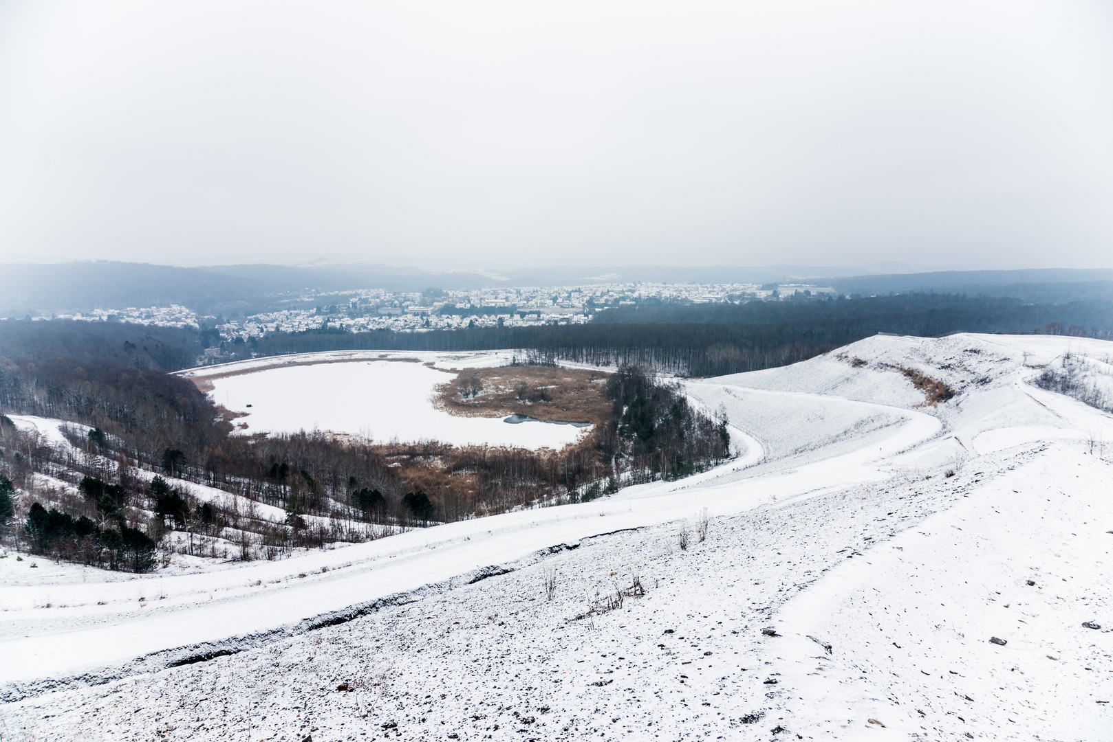 Haldenmotive, hier: Kohlbachweiher auf der winterlichen Halde Göttelborn/Saar