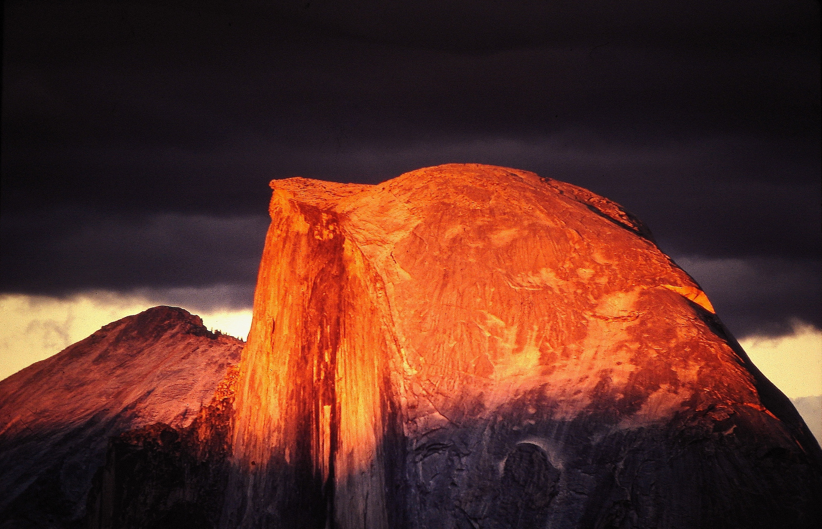 Half Dome in rot.