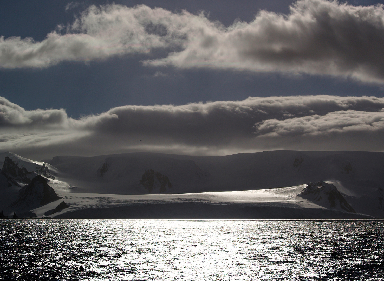 Half Moon Island steigt aus dem Meer