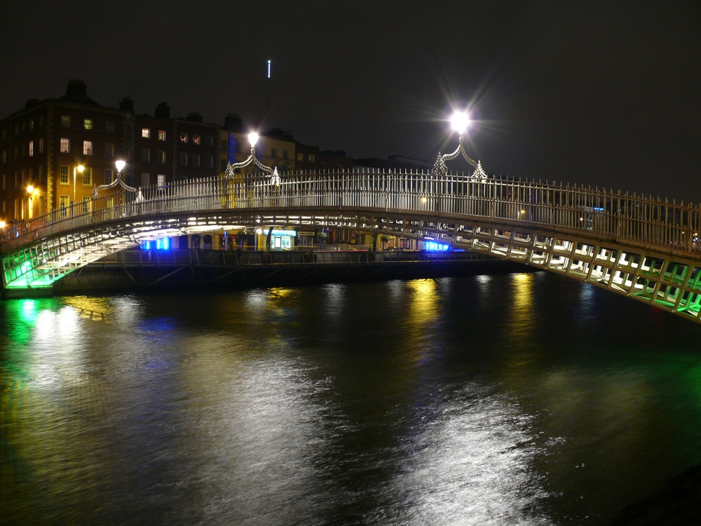 Half Penny Bridge (Dublin) bei Nacht und Regen