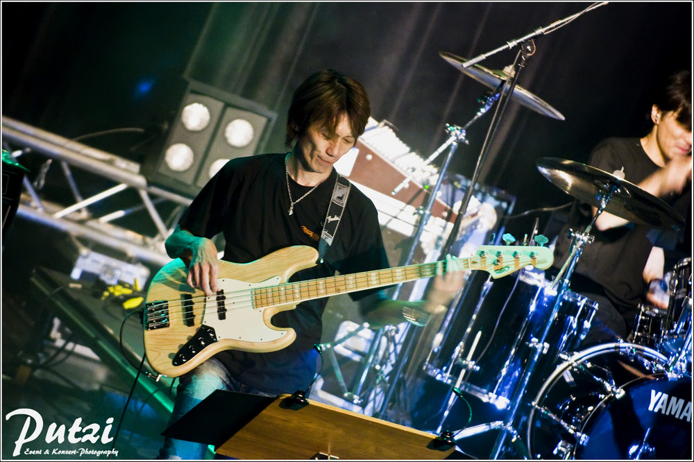 Halko Momoi´s Bassist