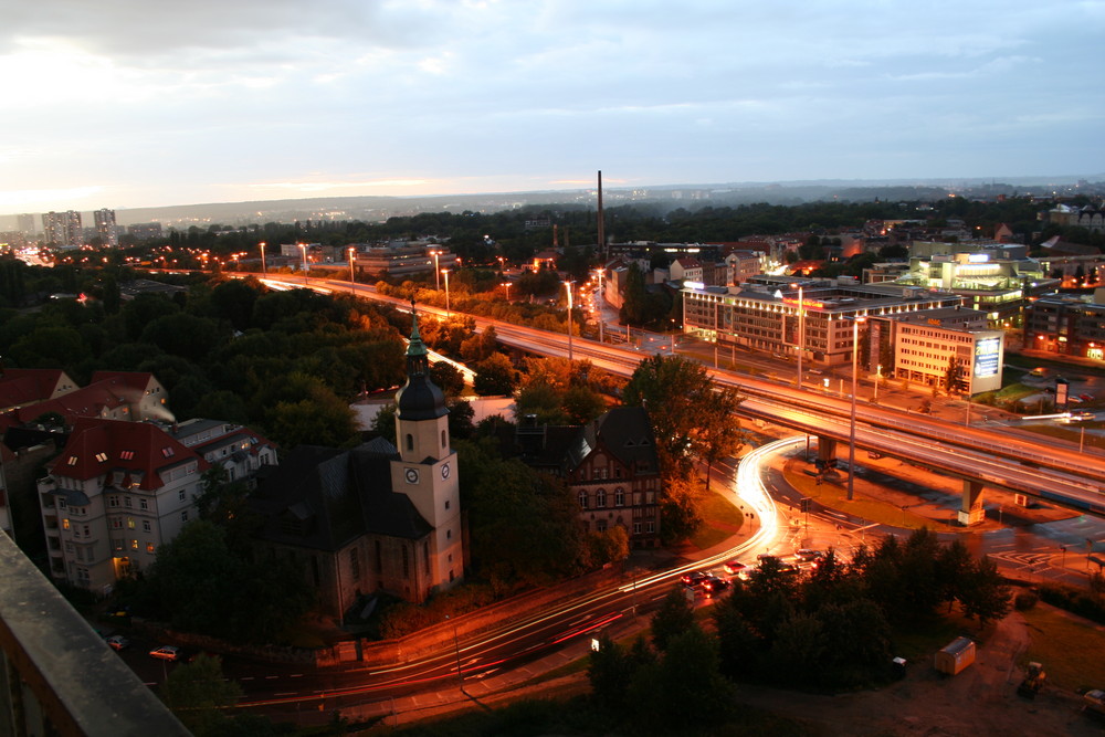 Halle bei Abenddämmerung