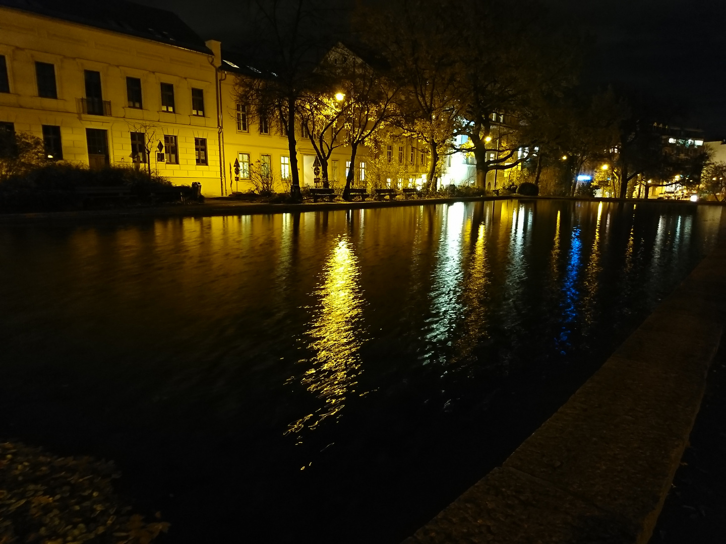 Halle bei Nacht