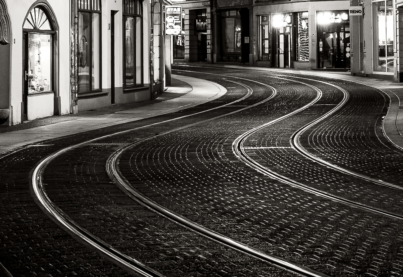 Halle bei Nacht