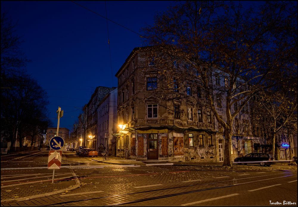 Halle bei Nacht