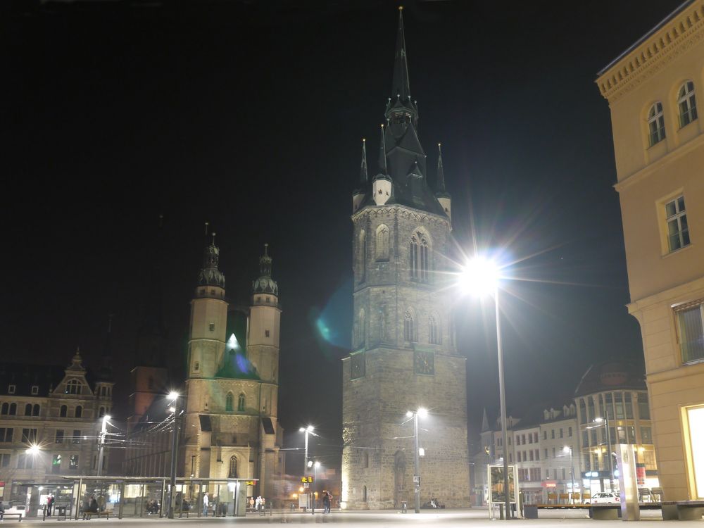 Halle bei Nacht