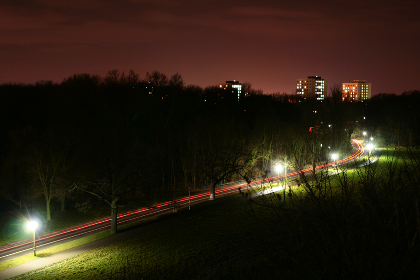 Halle bei Nacht