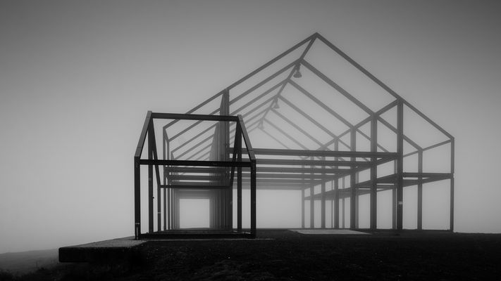 Hallenhaus im Morgennebel