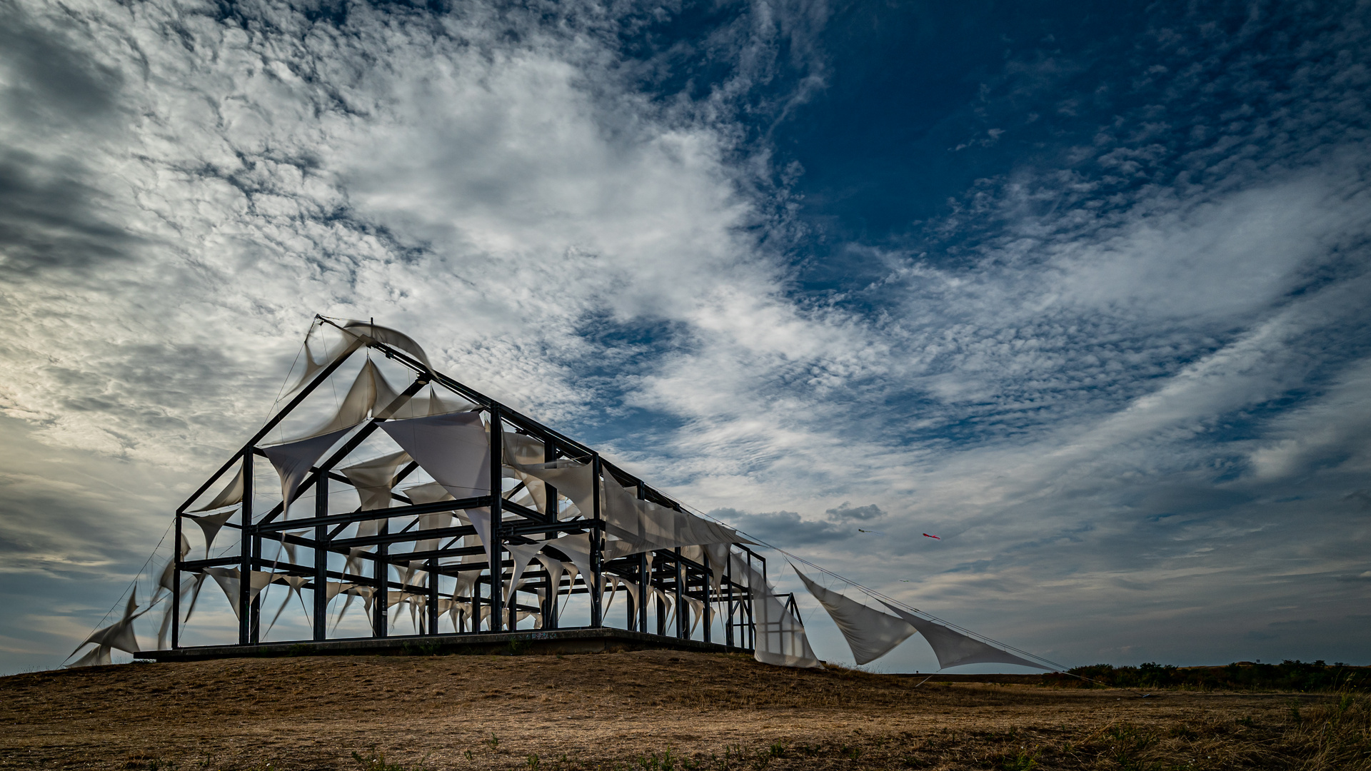 Hallenhaus im Wind.