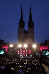 Halles OPEN AIR Konzertsaal hinter den Blauen Türmen zur Blauen Stunde