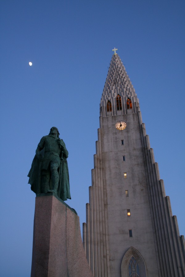 Hallgrimskirche u. Leifur Eriksson mit Mond