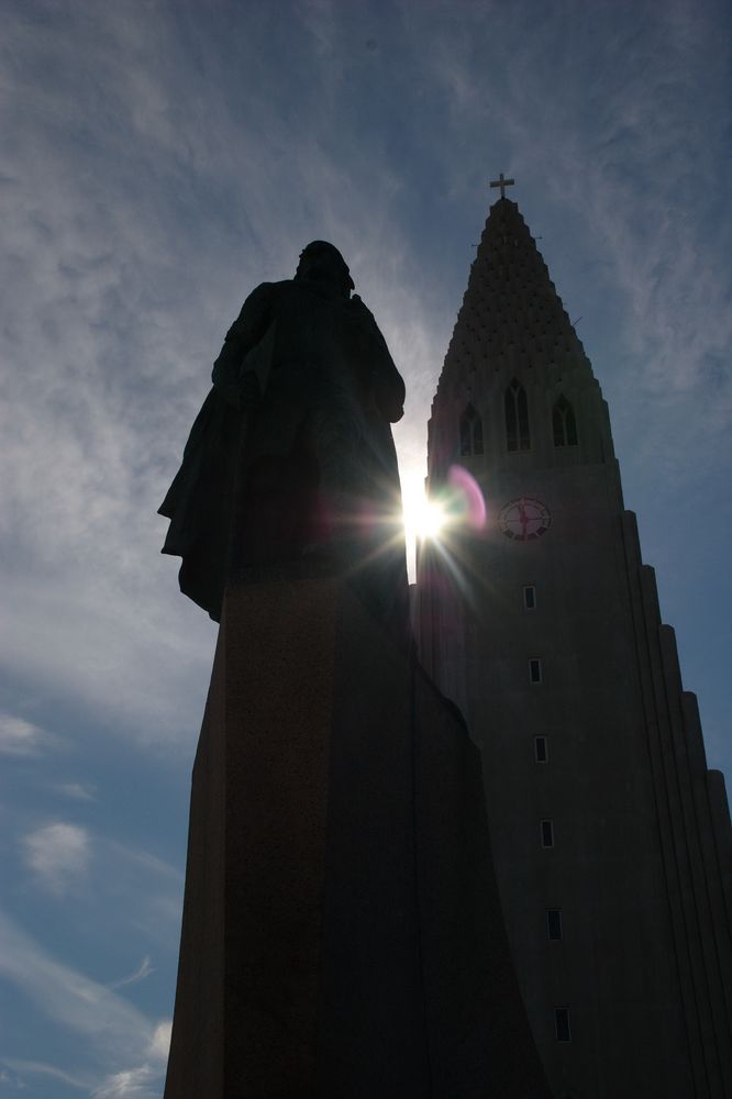 Hallgrimskirkja in Reykjavik mit Leifur Eiriksson