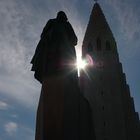 Hallgrimskirkja in Reykjavik mit Leifur Eiriksson