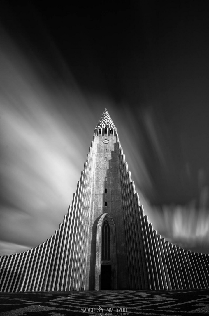 Hallgrimskirkja Langzeitbelichtung B&W