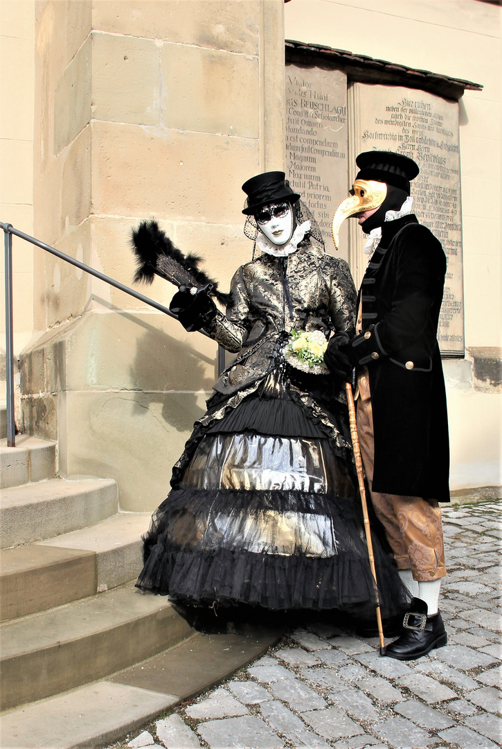 Hallia Venezia -Präsentation mit Zanni-Maske, vor der Kirche St. Michael-