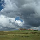 Hallig Gröde - Wolken über der Kirchwarft