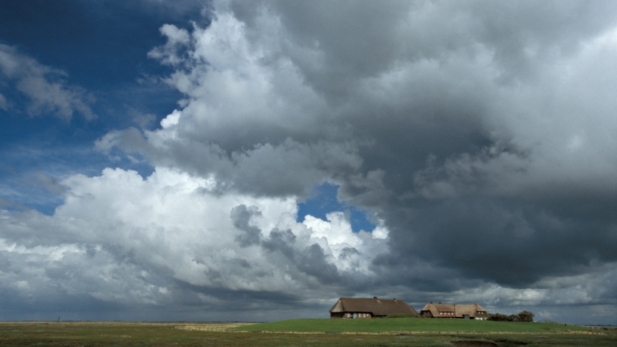 Hallig Gröde - Wolken über der Kirchwarft (neu)