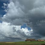 Hallig Gröde - Wolken über der Kirchwarft (neu)