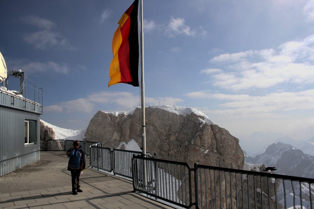 Hallo ..ist dort die Polizei - Das Gipfelkreuz der Zugspitze ist futsch!