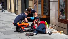 "hallo sie, guten tag, können wir ihnen helfen?"...