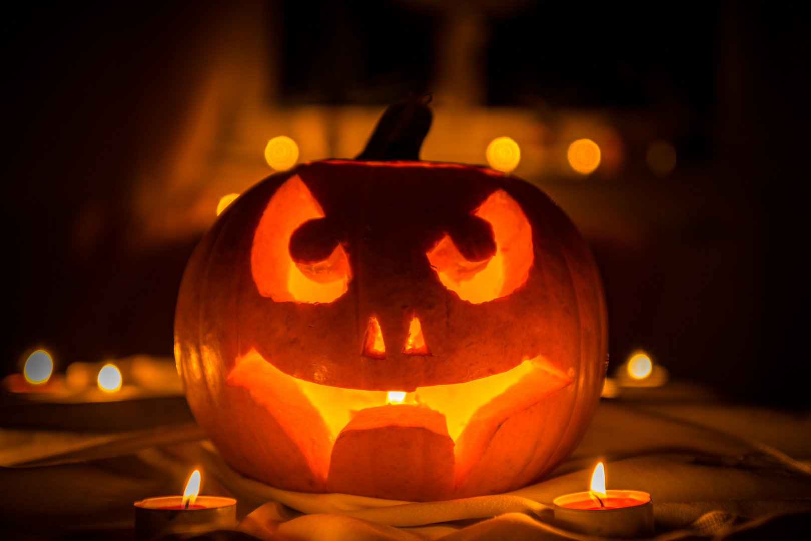 Halloween-Kürbis im Kerzenschein(1) Foto & Bild | stillleben