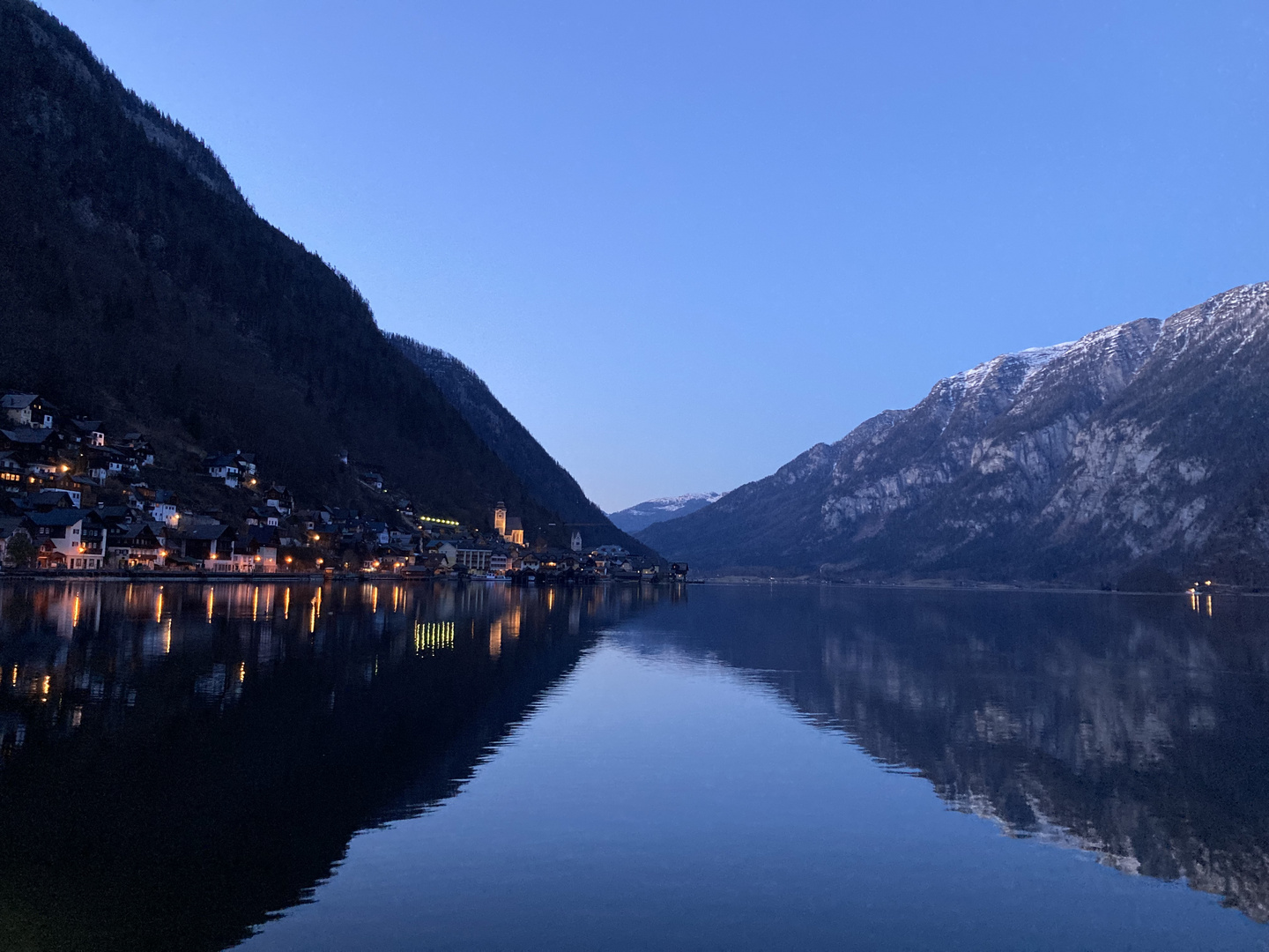 Hallstätter See - Einheit von Wasser, Himmel und Bergen