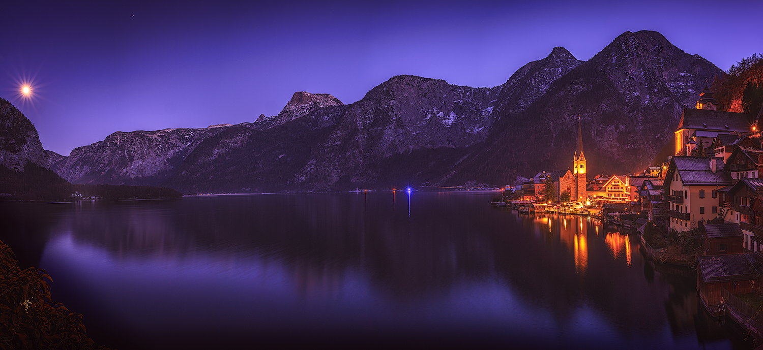 Hallstatt Panorama mit aufgehendem Mond